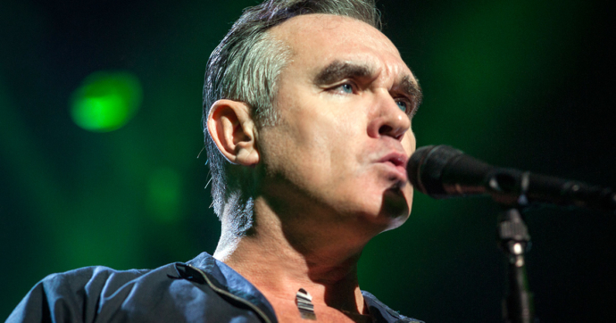 Morrissey se pone oscuro con su nueva canción “Love Is On Its Way Out”