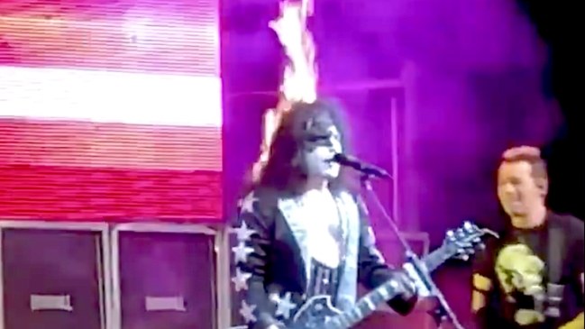 A pesar de que su cabello ardía en llamas, este cantante de covers no dejó de tocar “Detroit Rock City” de KISS
