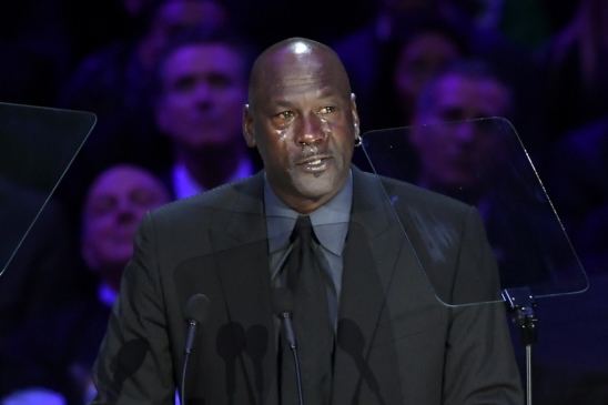 Michael Jordan rompe en llanto durante emotivo discurso en homenaje a Kobe Bryant
