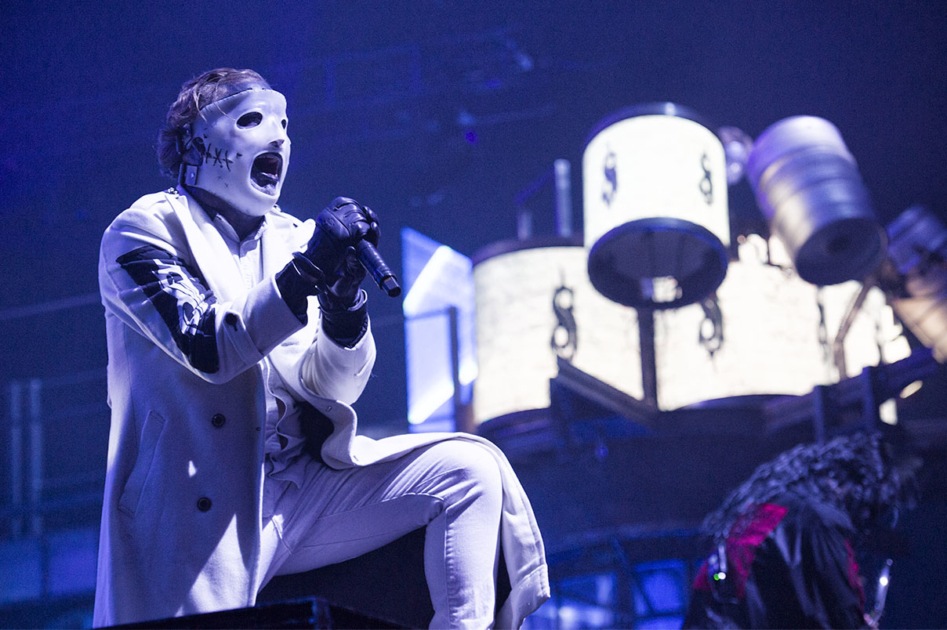 ¡Corey Taylor da enérgico show con Slipknot a pesar de haberse lastimado el pie!