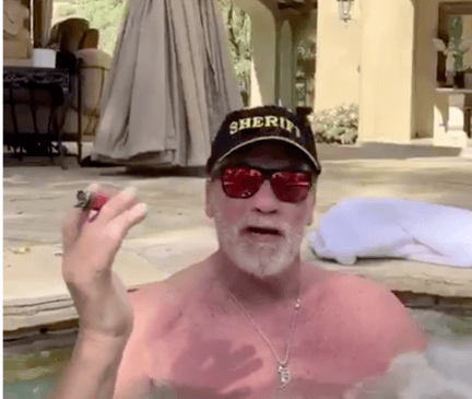 Arnold Schwarzenegger te da consejos para sobrevivir al Coronavirus desde su jacuzzi