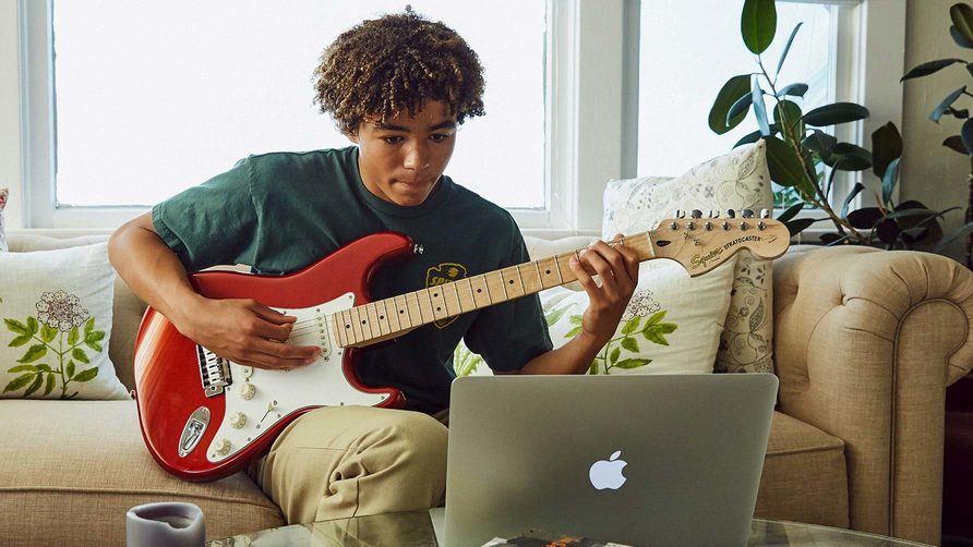¿Nada qué hacer? ¡Fender tendrá 3 meses de clases de guitarra gratis en línea!