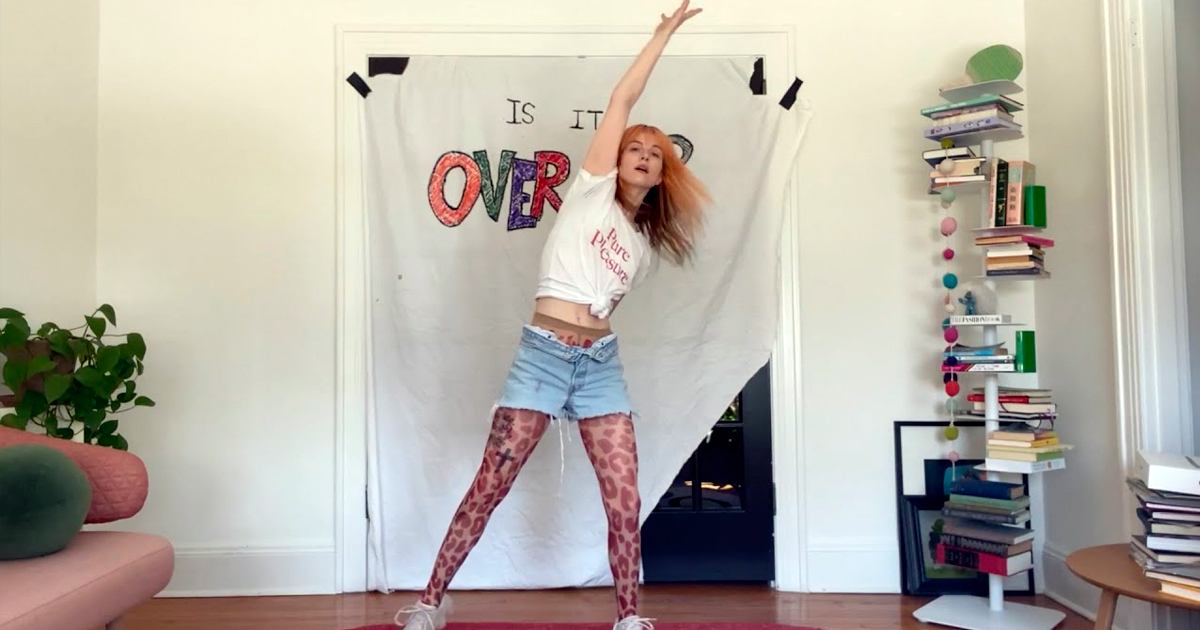 Hayley Williams de Paramore comparte su rutina de ejercicio en casa en un nuevo video