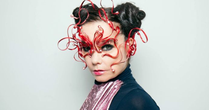 Björk pospone sus conciertos orquestales en livestream hasta 2021