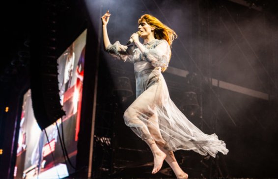 Mira la interpretación casera de Florence + the Machine de su nuevo sencillo “Light Of Love’