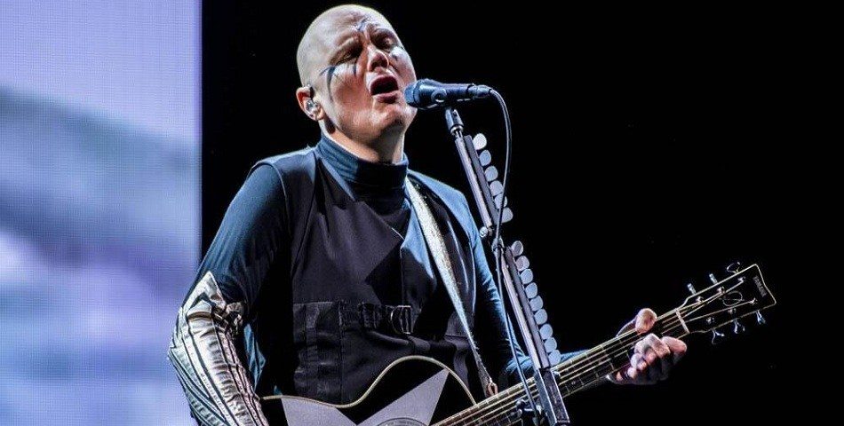Billy Corgan se pone sentimental con una nueva versión de “Hard Times” desde casa