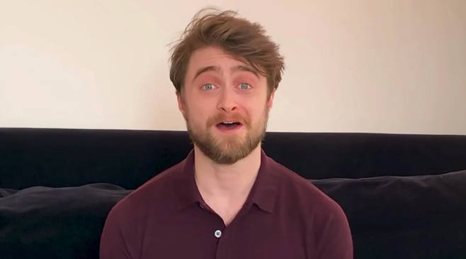 Aquí tienes a Daniel Radcliffe leyendo ‘Harry Potter y la Piedra Filosofal’ desde casa