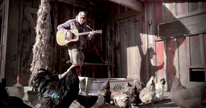 El legendario Neil Young dio un concierto en casa y el público fueron sus pollos