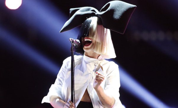 Sia tiene dos anuncios: la cantante adoptó a dos adolescentes y estrena nueva canción