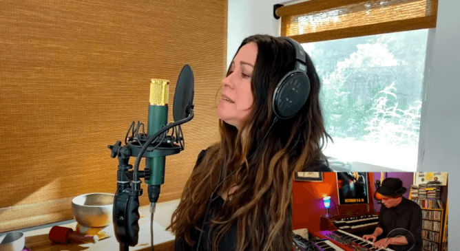 Alanis Morissette estrena su sencillo “Diagnosis” en livestream desde casa