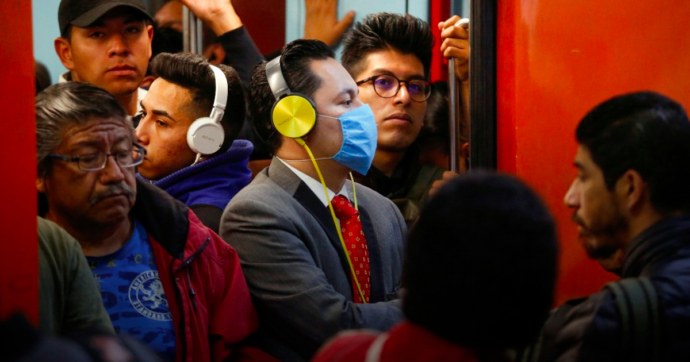 Autoridades piden no platicar en el metro para evitar más contagios de COVID-19