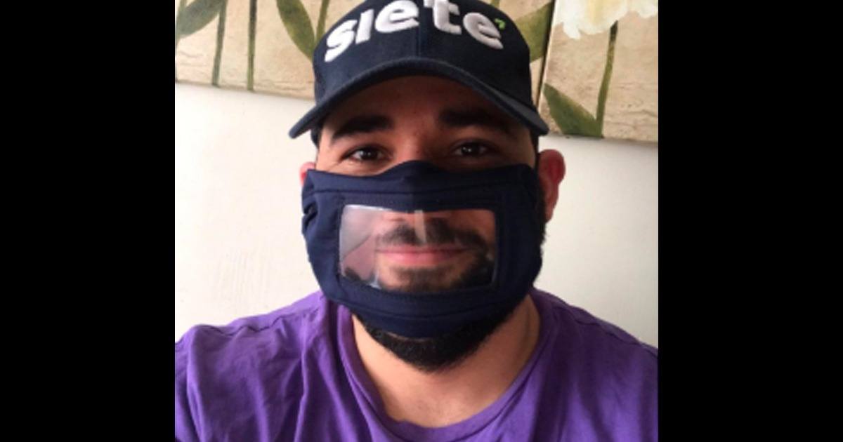 Diseñan en Hermosillo cubrebocas especiales que dejan ver la sonrisa