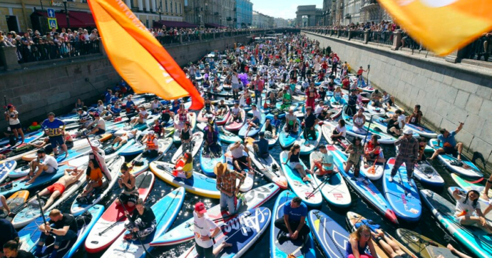 ¡Todos vamos a morir! Rusia hizo un festival masivo sobre el agua sin temor al COVID