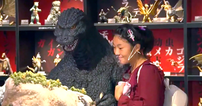 Una adolescente cumple su sueño de salir con su crush de la vida: Godzilla