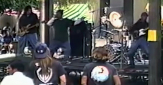 ¡Rage Against the Machine publica el video de su primer concierto de la historia!
