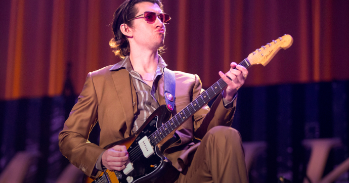 ¡Arctic Monkeys estrena el primer sencillo de su nuevo disco en vivo!
