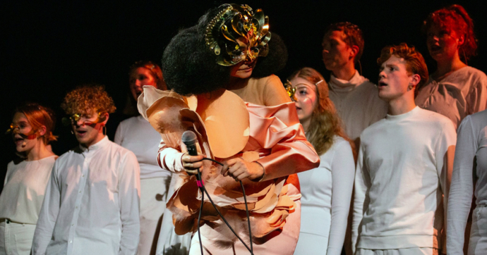 Björk lanza una nueva y espectacular versión a cappella de “Cosmogony” con un coro islandés