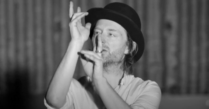 Subastan el icónico sombrero que Thom Yorke usó en el video de “Lotus Flower” de Radiohead