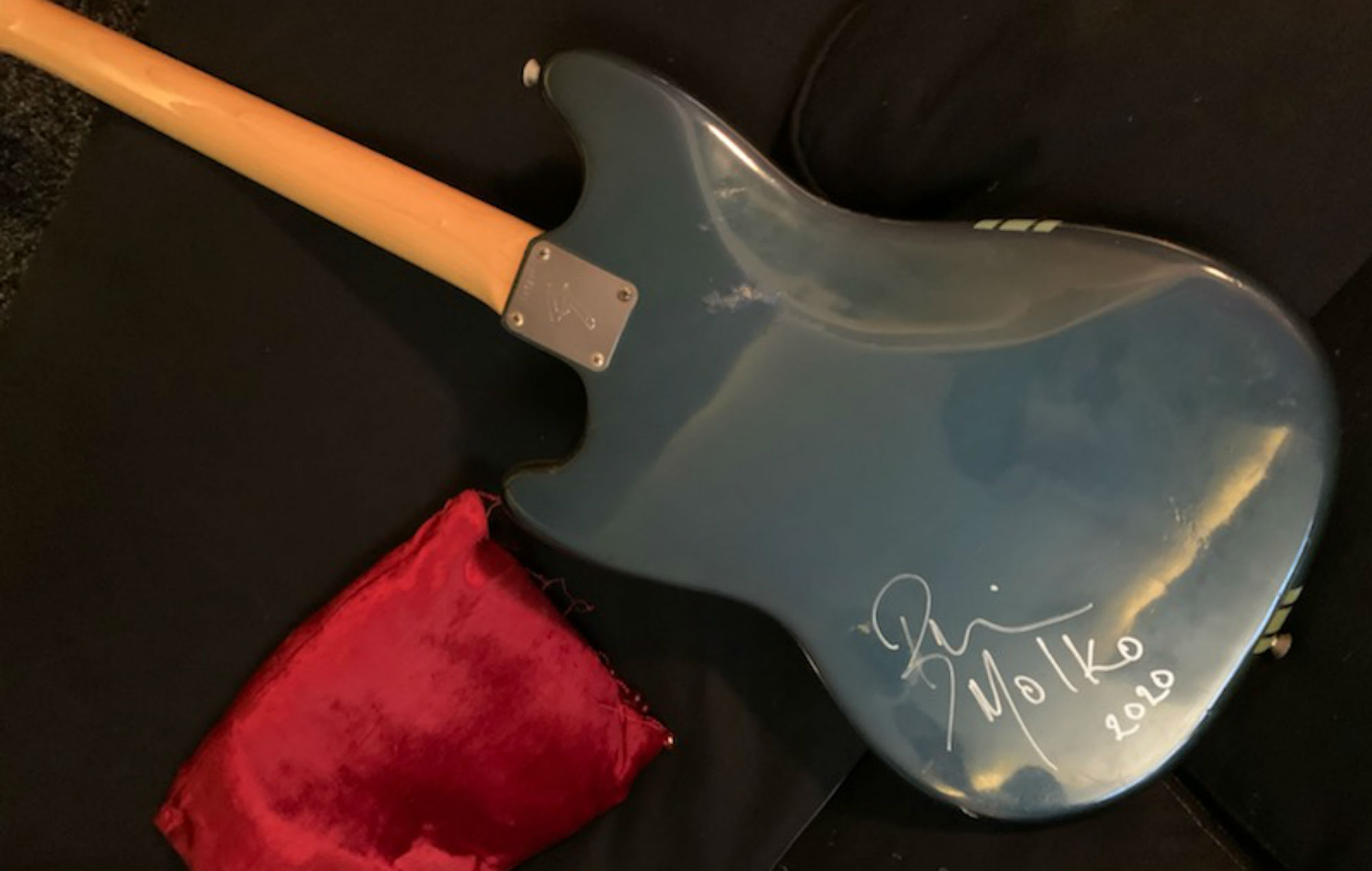 tienes-un-dinerito-extra-placebo-est-subastando-la-guitarra-de-brian