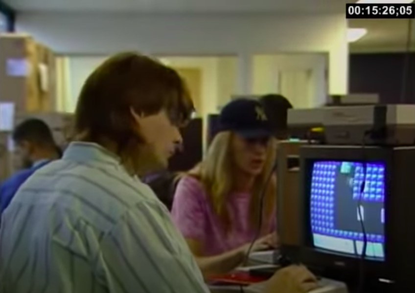 Mira al personal de Nintendo construyendo consolas NES en un video perdido de 1990