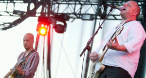 Pixies lanza nuevo disco en vivo de su legendario concierto en Coachella 2004