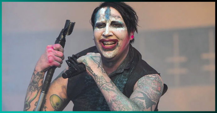 Reportan que Marilyn Manson presuntamente obligó a fans a desnudarse en su autobús