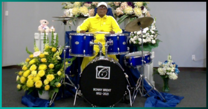 Un baterista muerto es colocado detrás de una batería en su propio funeral
