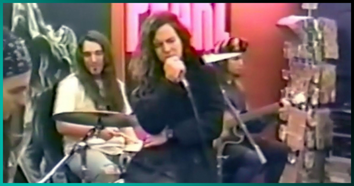 Mira un video de Pearl Jam tocando en vivo en un Tower Records en 1991