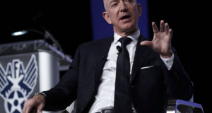 Una petición exige negarle la entrada al planeta Tierra a Jeff Bezos