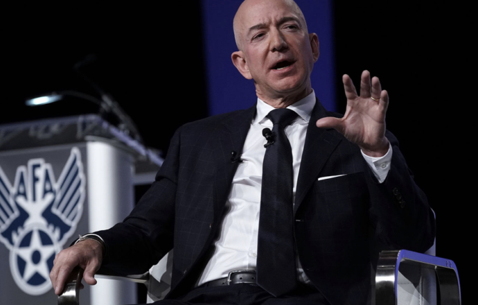 Una petición exige negarle la entrada al planeta Tierra a Jeff Bezos