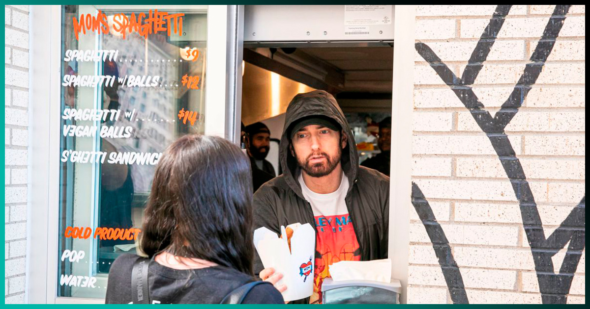 Eminem abre su propio restaurante donde él mismo atiende a sus fans