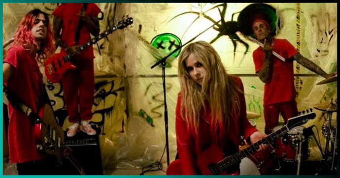 Avril Lavigne estrenó en vivo su nueva canción con Travis Barker en la batería