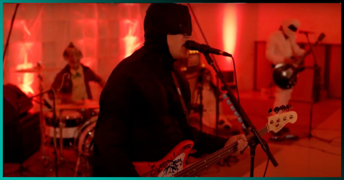 Mira a Mark Hoppus rockeando su primer show en Halloween después del cáncer