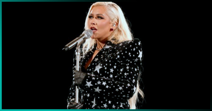 Christina Aguilera tocó en vivo una versión “rockera” de “Genie In A Bottle”