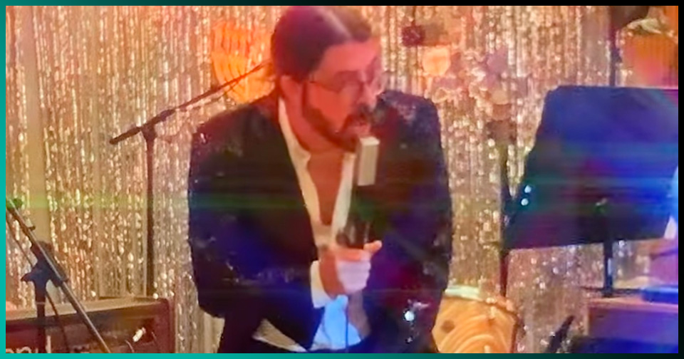 Dave Grohl se pone tropical y lanza un cover del clásico "Copacabana"