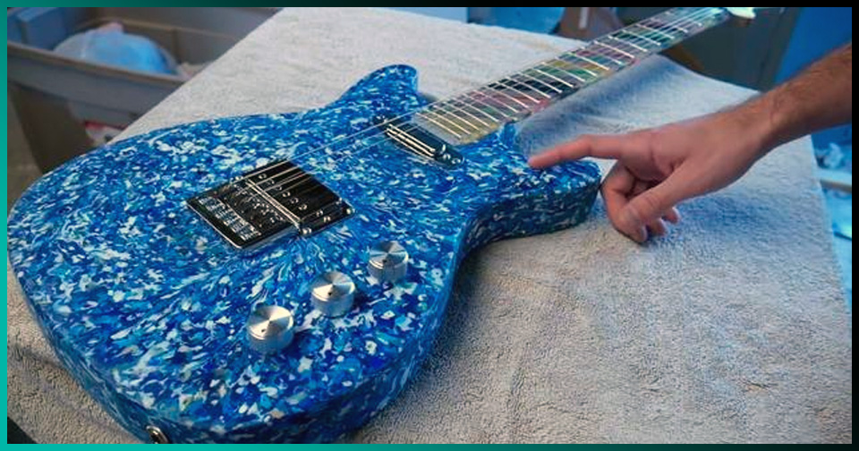 Presentan guitarra ecológica fabricada con plástico recogido del océano