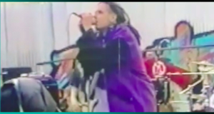 Mira un video inédito de Korn tocando en 1993 en el patio de una casa