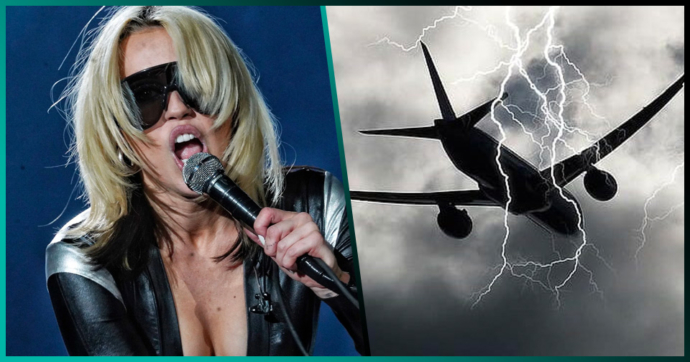 Video: Un rayo impacta el avión de Miley Cyrus en pleno vuelo