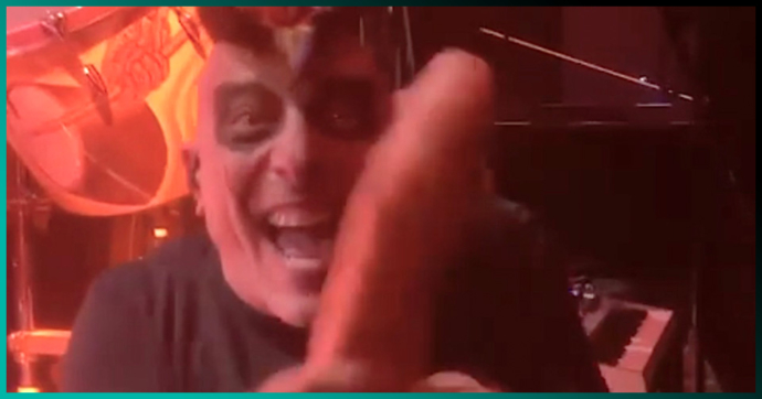 Tool: Maynard trollea a Danny Carey con un dildo en vivo en pleno concierto