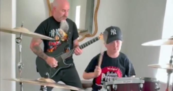 Mira a Scott Ian de Anthrax y su hijo de 10 años tocar covers de Foo Fighters