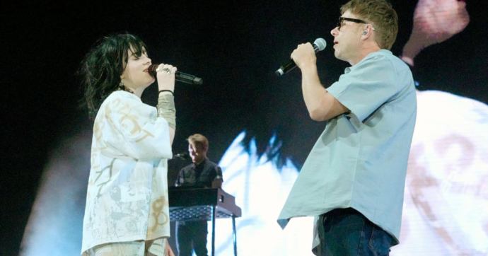 Billie Eilish canta con Damon Albarn en Coachella 2022 y sus fans piensan que es su papá