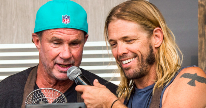 Mira a Chad Smith de Red Hot Chili Peppers rendir su emotivo tributo a Taylor Hawkins
