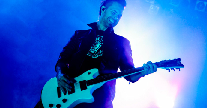 El guitarrista de Papa Roach muestra cómo los músicos tocan mal “Last Resort”