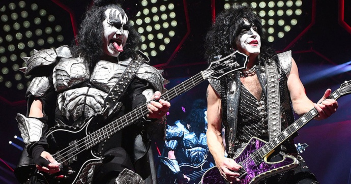 KISS muestra a fans la bandera de Australia en un concierto en Austria