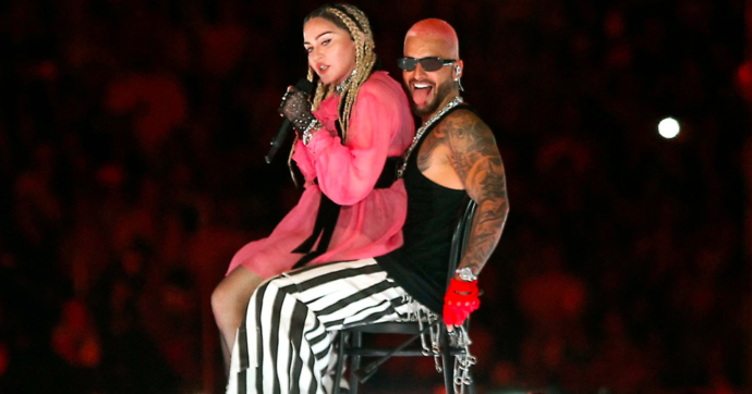 Maluma sube a Madonna al escenario (y a sus piernas) durante su concierto en Colombia