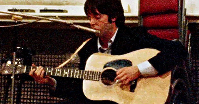 The Beatles: Mira un asombroso video de Paul McCartney grabando “Blackbird” en 1968