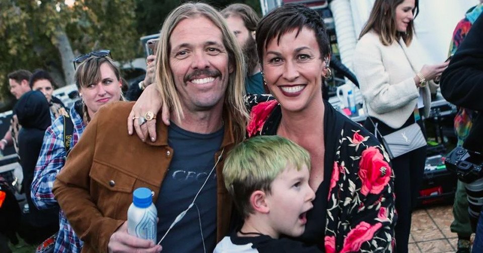 Alanis Morissette rinde tributo a Taylor Hawkins durante concierto en Londres