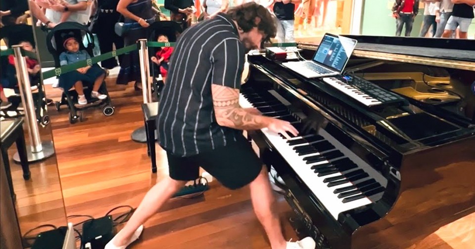 Fan de Foo Fighters toca “Everlong” en un piano en un centro comercial y se vuelve viral