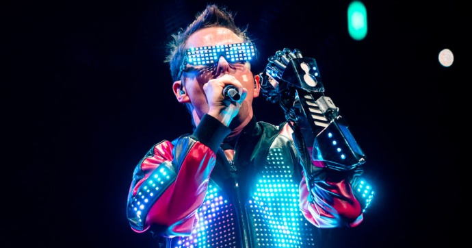 Matt Bellamy de Muse estrena nuevo instrumento musical, ¡un guante electrónico!