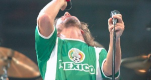 Recordar es vivir: Mira a Pearl Jam tocar “Black” en su primera visita a México en 2003